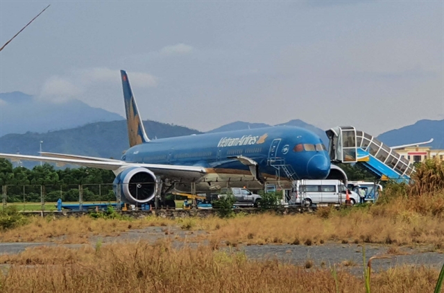 A flight carrying Vietnamese citizens from Taiwan (China) lands at Da Nang International Airport on May 29. Viet Nam is now focused on bringing back stranded citizens and foreign experts to the country in order to revive the economy while containing the disease.