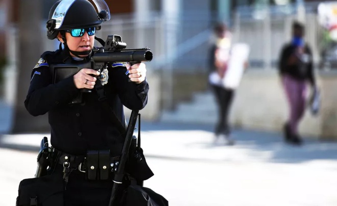 Cảnh sát ngắm bắn đạn cao su vào người biểu tình ở Long Beach, California ngày 31-5. Ảnh: Getty Images 