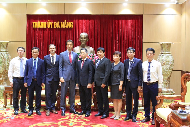 Deputy Secretary Quang (centre) and some Heineken Vietnam Brewery representatives 