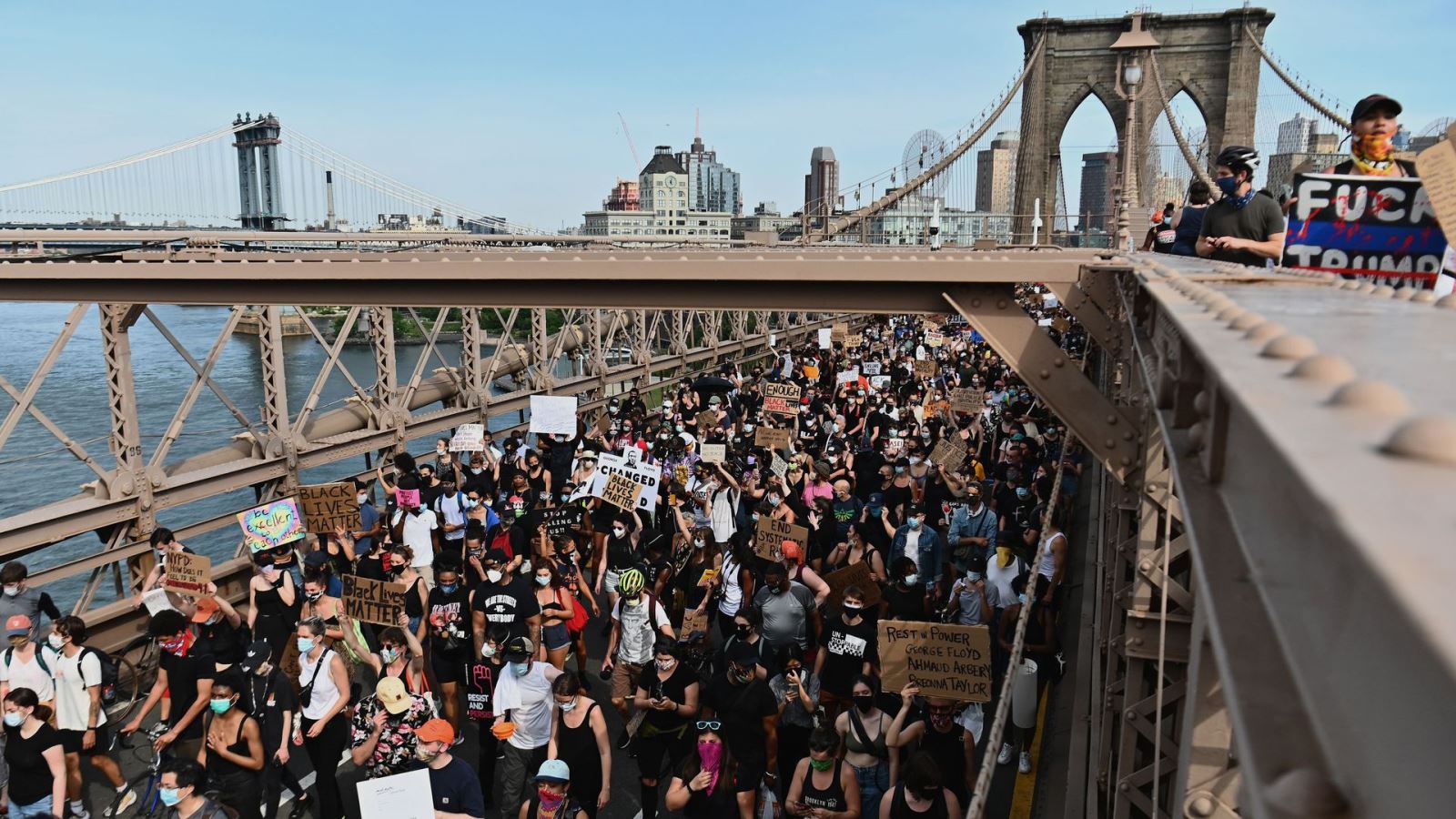 Người biểu tình tuần hành trên cầu Brooklyn, New York. Ảnh: Getty Images