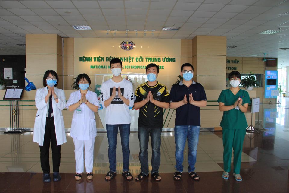 Các bệnh nhân được công bố khỏi bệnh tại Bệnh viện Bệnh nhiệt đới Trung ương ngày 5/6. Ảnh: BV.