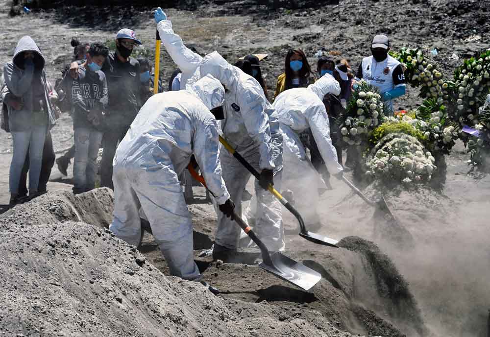 Chôn cất nạn nhân COVID-19 tại nghĩa trang ở Valle de Chalco, Mexico, ngày 4/6. Ảnh: AFP/Getty Images