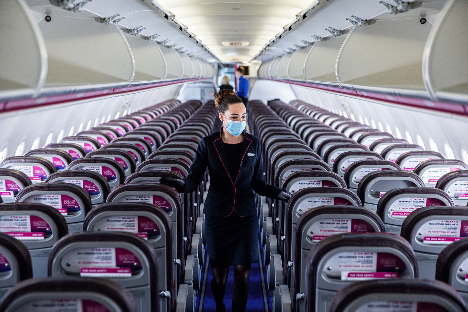 Phi hành đoàn kiểm tra trước hãng hàng không Wizz Air tại sân bay Liszt Ferenc ở Budapest, Hungary, ngày 25/5. Ảnh: Bloomberg/Getty Images