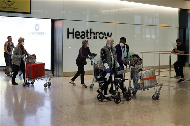 Hành khách tại sân bay Heathrow ở London, Anh ngày 22/5/2020. Ảnh: AFP/TTXVN