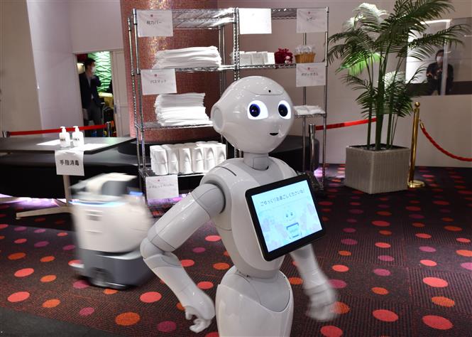Robot hỗ trợ nhân viên y tế phục vụ bệnh nhân mắc COVID-19 tại Tokyo, Nhật Bản ngày 30/4/2020. Ảnh: AFP/TTXVN