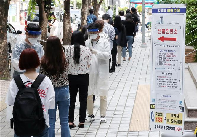 Người dân xếp hàng chờ xét nghiệm COVID-19 tại Seoul, Hàn Quốc, ngày 28/5/2020. Ảnh: Yonhap/ TTXVN