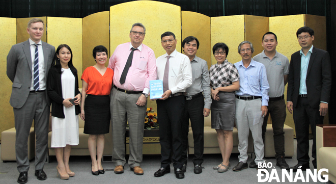 Da Nang People's Committee Vice Chairman Ho Ky Minh (5th left) posing for a photo with 