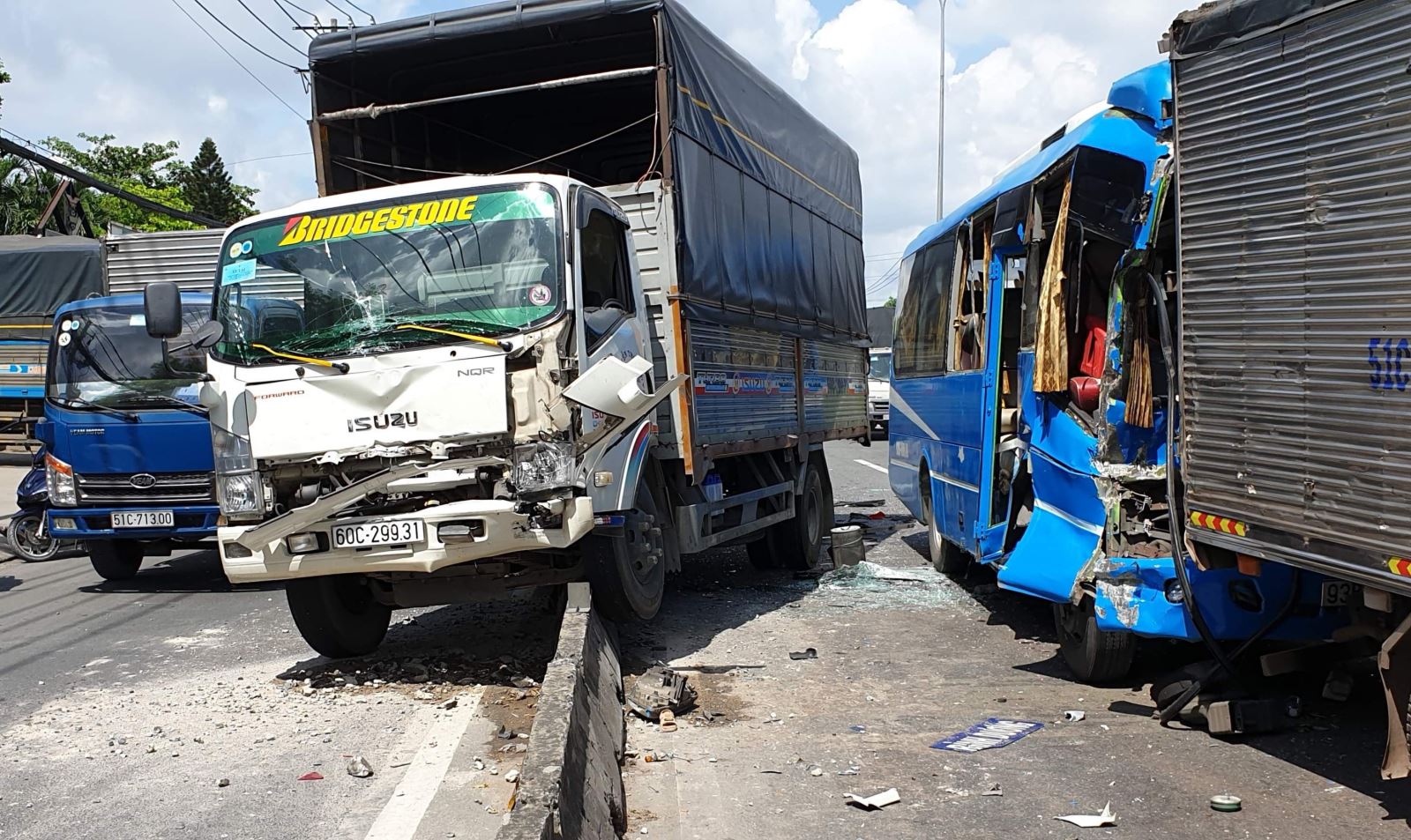 Xe khách và xe tải hư hỏng nặng sau vụ tai nạn. Ảnh: CTV 