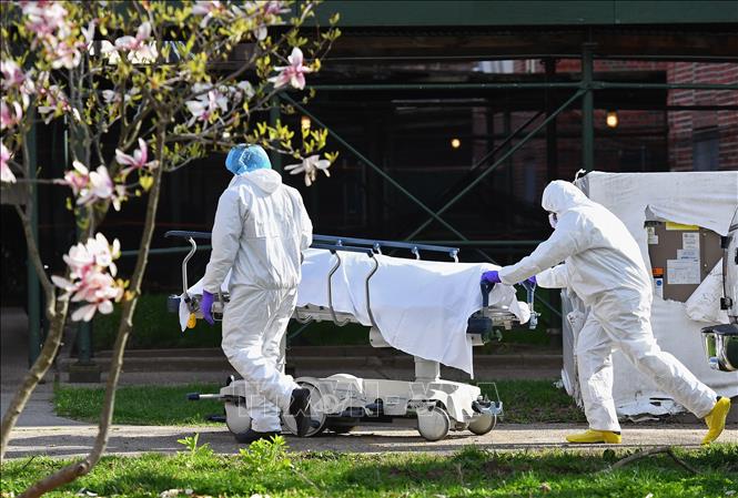 Nhân viên y tế chuyển thi thể nạn nhân Covid-19 tại trung tâm y tế Kingsbrook Jewish ở Brooklyn, New York ngày 8-4. Ảnh: AFP-TTXVN