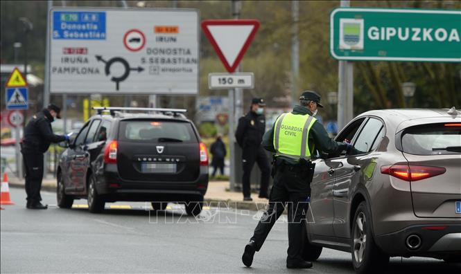 Lực lượng phòng vệ dân sự Tây Ban Nha kiểm tra các phương tiện tại trạm biên giới ở Pausu, gần Hendaye, miền Tây Nam Pháp. Ảnh: AFP-TTXVN