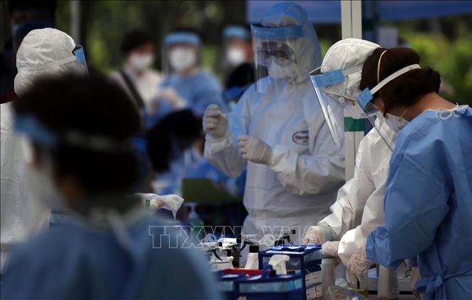 Nhân viên y tế lấy mẫu xét nghiệm Covid-19 cho người dân tại Seoul, Hàn Quốc ngày 29-5. Ảnh: AFP-TTXVN