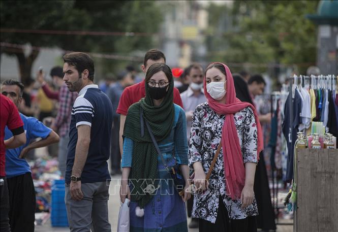 Người dân đeo khẩu trang phòng lây nhiễm Covid-19 tại Tehran, Iran ngày 30-5. Ảnh: THX-TTXVN