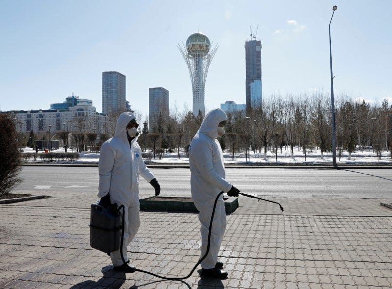 Khử trùng đường phố Kazakhstan. Ảnh: Reuters