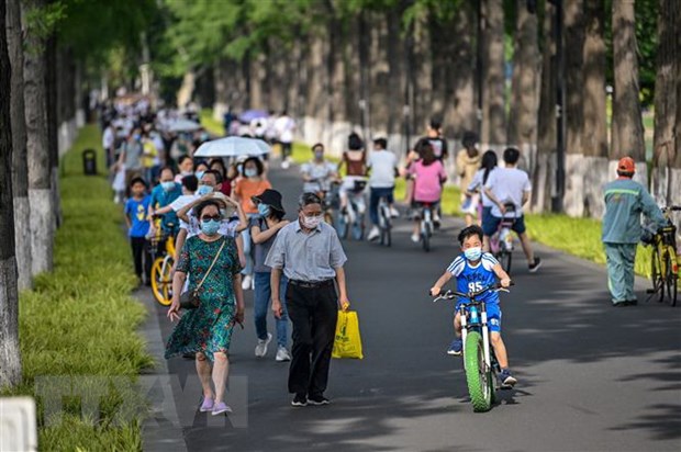 Người dân đi dạo tại công viên ở Vũ Hán, tỉnh Hồ Bắc, Trung Quốc. (Ảnh: AFP-TTXVN)