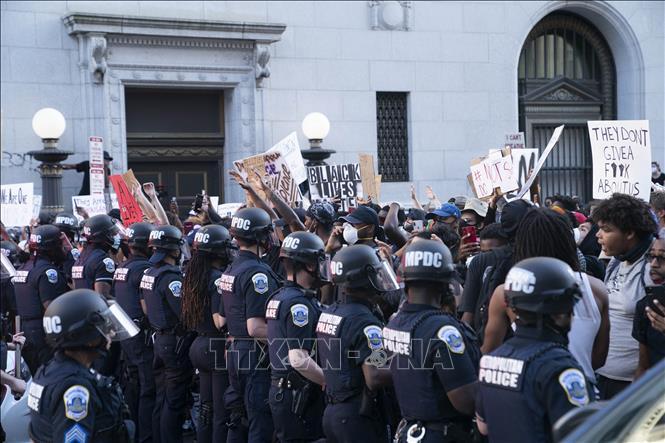 Cảnh sát chống bạo động Mỹ được triển khai ngăn người biểu tình quá khích trong cuộc tuần hành phản đối phân biệt chủng tộc ở Washington D.C., ngày 31-5-2020. Ảnh: THX-TTXVN