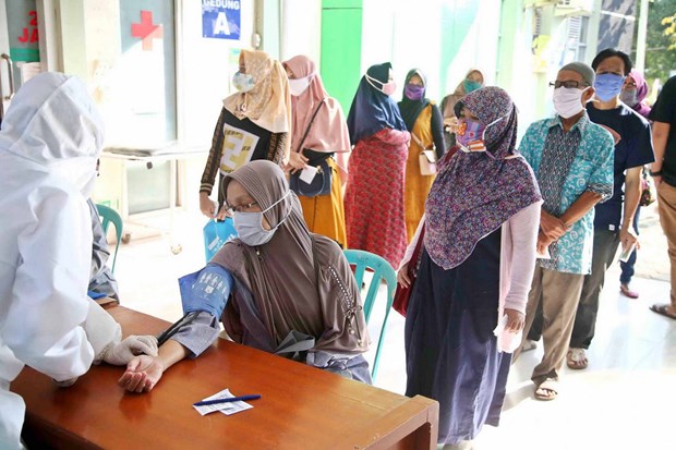 A nurse takes the blood pressure of a woman in Bogor, West Java (Photo: www.thejakartapost.com)