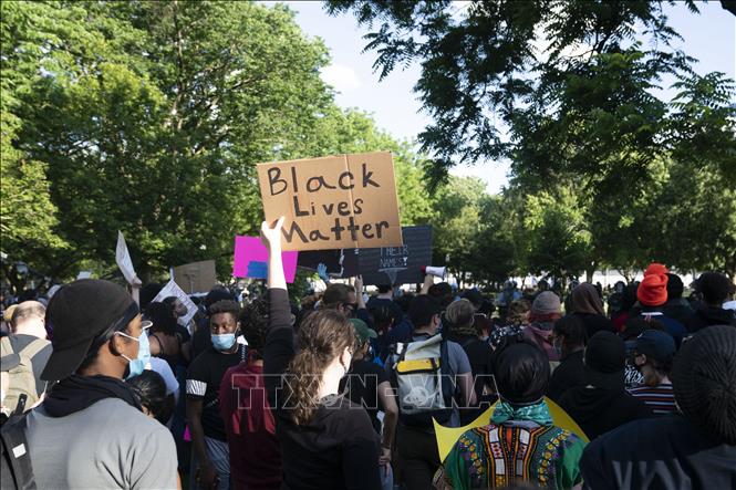 Người dân tham gia biểu tình phản đối phân biệt chủng tộc tại Washington D.C., Mỹ ngày 31/5/2020. Ảnh: THX/TTXVN
