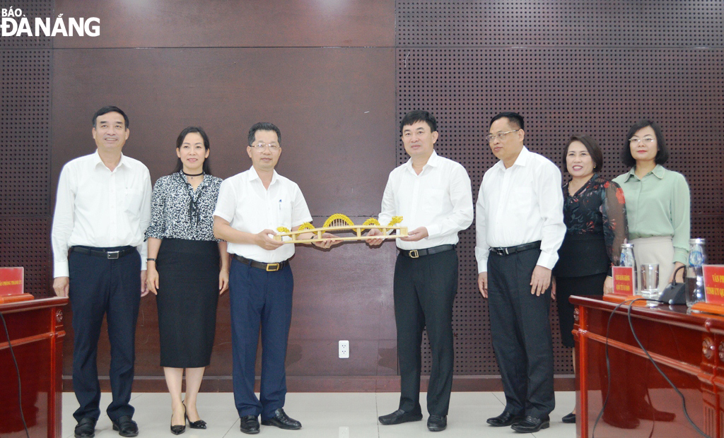 Deputy Secretary Quang (3rd left) presenting a momento to his counterpart Ngo Hoang Ngan from Quang Ninh Province (4th right)