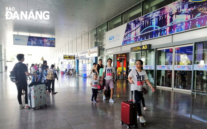 Khi các đường bay được tăng chuyến, lượng khách nội địa từ các thành phố có đường bay thẳng đến Đà Nẵng sẽ tăng cao. Trong ảnh: Du khách đến Cảng hàng không quốc tế Đà Nẵng. Ảnh: THU HÀ