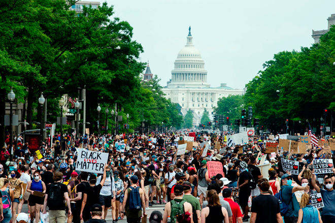 Những người biểu tình phản đối phân biệt chủng tộc vẫn tiếp tục xuống đường ở thủ đô Washington, D.C. Ảnh: AP