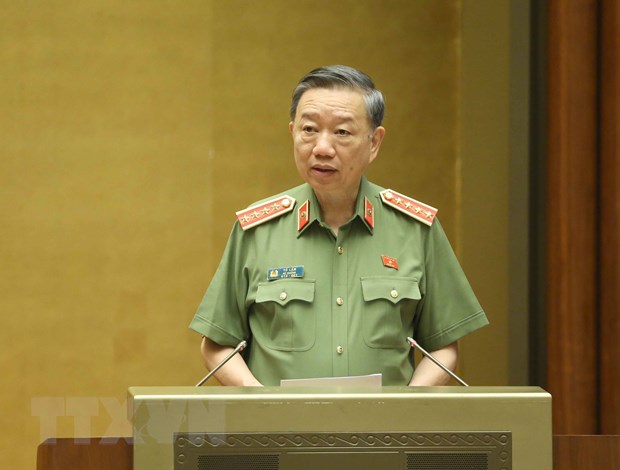 Bộ trưởng Bộ Công an Tô Lâm trình bày Tờ trình về dự án Luật Cư trú (sửa đổi). (Ảnh: Doãn Tấn/TTXVN)