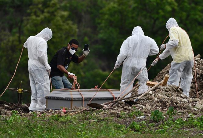 Chôn cất một bệnh nhân tử vong do COVID-19 tại Tegucigalpa, Honduras, ngày 7/6/2020. Ảnh: AFP/TTXVN