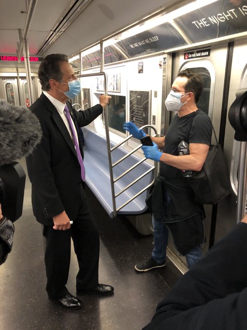 Thống đốc bang New York Andrew Cuomo (trái) trò chuyện với người dân khi ông đi tàu điện ngầm ở New City trong ngày đầu tiên thành phố mở cửa lại một phần. Ảnh: Twitter