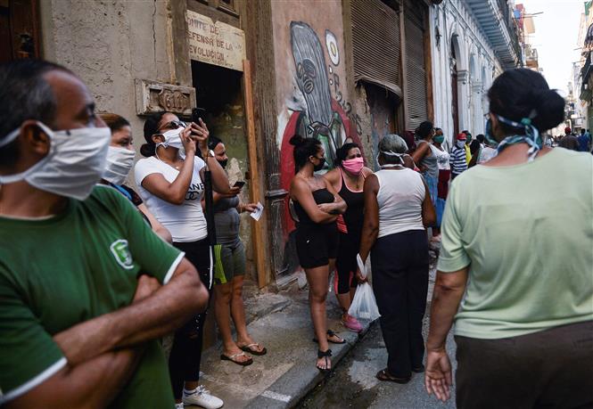 Người dân đeo khẩu trang phòng lây nhiễm COVID-19 tại La Habana, Cuba, ngày 19/5/2020. Ảnh: AFP/TTXVN