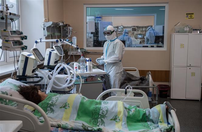 Nhân viên y tế điều trị cho bệnh nhân COVID-19 tại bệnh viện ở Tver, Nga ngày 30/5/2020. Ảnh: THX/TTXVN