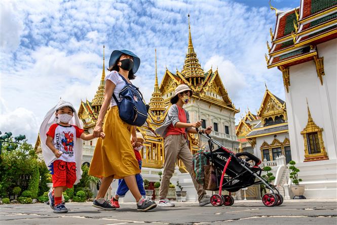 Người dân và khách du lịch thăm Hoàng cung ở thủ đô Bangkok, Thái Lan, ngày 7/6/2020. Ảnh: AFP/TTXVN