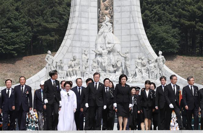  Tổng thống Hàn Quốc Moon Jae-in (giữa) dự Lễ tưởng niệm 65 năm các binh sĩ thiệt mạng trong Chiến tranh Triều Tiên (1950-1953) tại nghĩa trang quốc gia Daejeon, cách thủ đô Seoul khoảng 160km về phía nam, ngày 6/6/2020. Ảnh: Yonhap/TTXVN