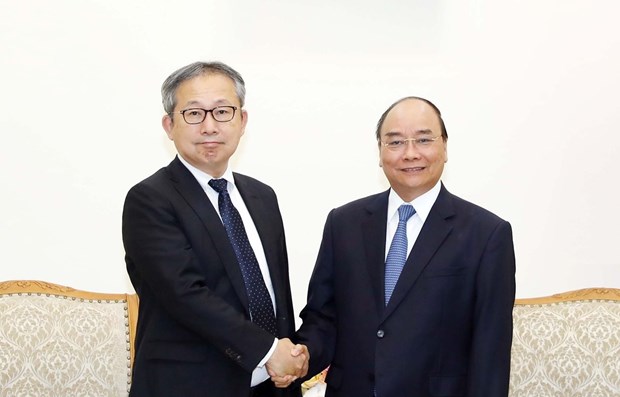 Prime Minister Nguyen Xuan Phuc (R) and Japanese Ambassador to Vietnam Yamada Takio (Photo: VNA)