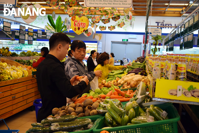 Kích cầu tiêu dùng góp phần phục hồi sản xuất - kinh doanh. TRONG ẢNH: Người dân mua sắm tại siêu thị Co.opmart Đà Nẵng. 		             Ảnh: KHÁNH HÒA