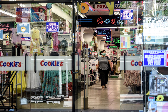 Các cửa hàng bán lẻ ở thành phố New York mở cửa trở lại. Ảnh: Getty Images