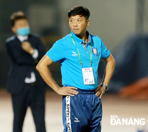 HLV Lê Huỳnh Đức đang đối mặt với rất nhiều áp lực sau màn khởi đầu đáng thất vọng của SHB Đà Nẵng ở mùa giải này.  ảnh: NGUYÊN HUY
