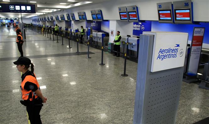  Quầy làm thủ tục của hãng hàng không Aerolineas Argentinas tại sân bay Jorge Newbery ở Buenos Aires, Argentina. Ảnh: AFP/ TTXVN