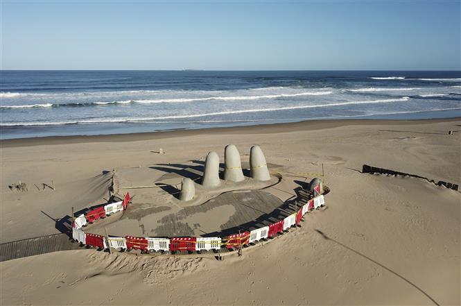  Bãi biển ở Punta del Este, Uruguay vắng bóng khách du lịch do dịch COVID-19 ngày 4/4/2020. Ảnh: AFP/TTXVN