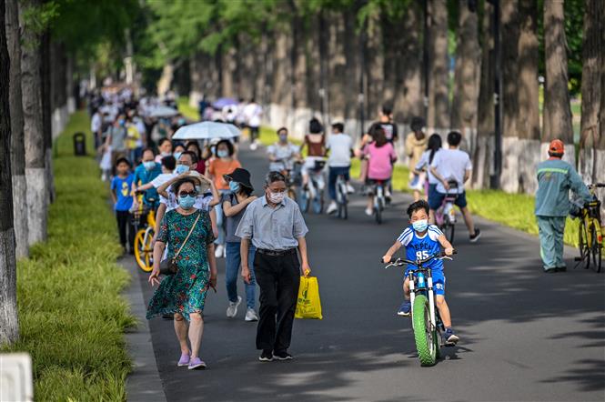  Người dân đeo khẩu trang phòng lây nhiễm COVID-19 tại Vũ Hán, tỉnh Hồ Bắc, Trung Quốc, ngày 17/5/2020. Ảnh: AFP/ TTXVN