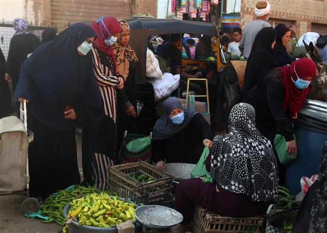  Người dân đeo khẩu trang phòng lây nhiễm COVID-19 tại một khu chợ ở Giza, Ai Câp, ngày 6/6. Ảnh: THX/TTXVN