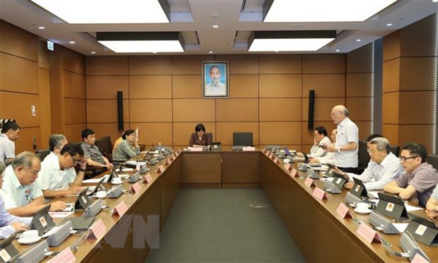 Đoàn đại biểu Quốc hội Thành phố Hồ Chí Minh thảo luận ở tổ. (Ảnh: Văn Điệp/TTXVN)