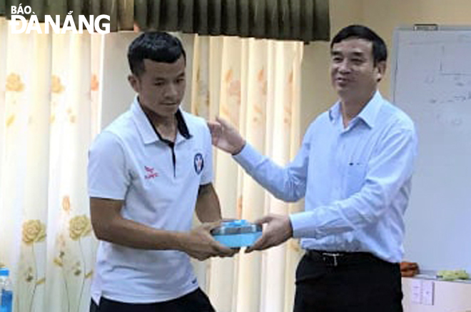 Vice Chairman Chinh (right) presenting a gift and giving encouragement to a SHB Club representative