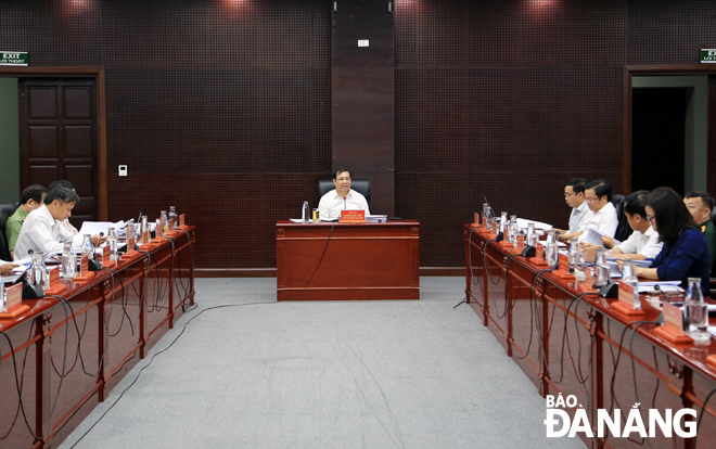 Chủ tịch UBND thành phố Huỳnh Đức Thơ chủ trì cuộc họp thường kỳ bàn về tình hình kinh tế - xã hội 6 tháng đầu năm và các giải pháp, nhiệm vụ 6 tháng cuối năm.				           Ảnh: TRỌNG HUY