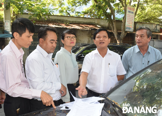 Chủ tịch HĐND thành phố Nguyễn Nho Trung (thứ hai, phải sang) kiểm tra thực tế trường hợp đất rẻo ở đường Vũ Tông Phan.       		             Ảnh: HOÀNG HIỆP