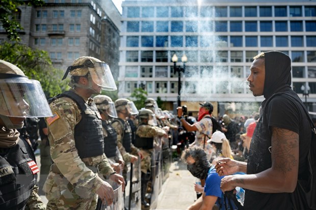 Các cuộc biểu tình phản đối tình trạng phân biệt chủng tộc diễn ra trên khắp nước Mỹ. (Ảnh: AFP-TTXVN)