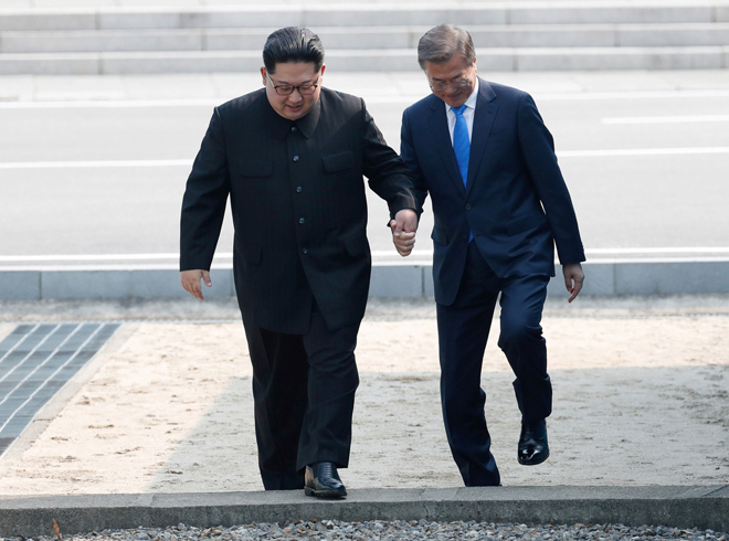 Nhà lãnh đạo Triều Tiên Kim Jong-un (trái) gặp gỡ Tổng thống Hàn Quốc Moon Jae-in tại làng đình chiến Panmunjom ngày 27-4-2018. Ảnh: Reuters