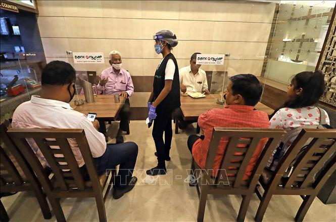 Nhân viên y tế lấy mẫu xét nghiệm Covid-19 cho người dân tại Mumbai, Ấn Độ ngày 6-6. Ảnh: THX-TTXV