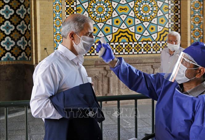 Kiểm tra thân nhiệt phòng lây nhiễm Covid-19 tại Tehran, Iran. Ảnh: AFP-TTXVN
