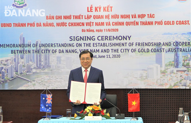 Bản ghi nhớ thiết lập quan hệ hữu nghị và hợp tác giữa thành phố Đà Nẵng và thành phố Gold Coast giúp thắt chặt và tăng cường hơn nữa mối quan hệ hợp tác giữa hai bên. Ảnh: LAM PHƯƠNG
