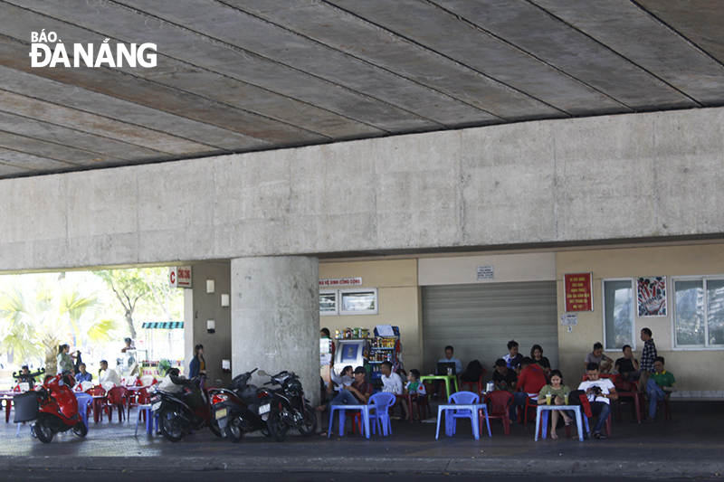 Drink stands under the Rong (Dragon) and Han River bridges are crowded with customers.