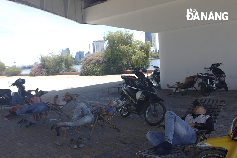 Some people taking a rest under the Han River Bridge